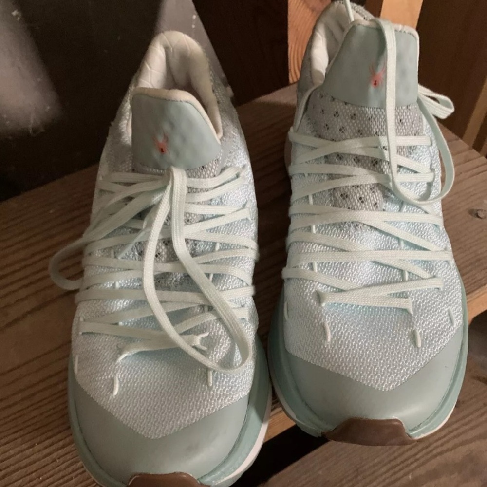 Spyder Womens Sneakers Size 6.5. Blue and Pink. Dirt stain on back of right heel